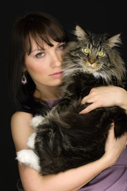 Cat scratching posts need to be tall and strong for big Maine Coon cats. Maine Coons require very tall, sturdy cat scratching posts.